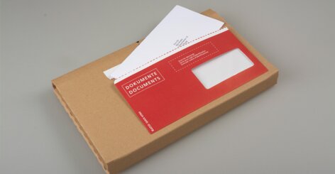 Darstellung der Dokumententasche Elco Quick Vitro aus Papier auf einer Versandverpackung.
