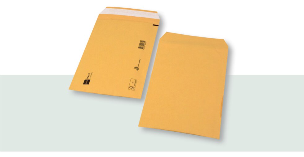 Darstellung der nachhaltigen Papierpolstertaschen mit Inhalt. Diese können individuell bedruckt werden.